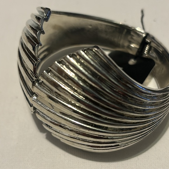 Kendall & James Clam Shell Silver-tone Bangle - Picture 10 of 11
